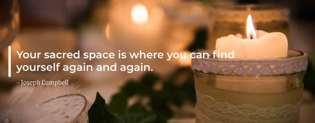 Svijeća koja gori s uključenim citatom Josepha Campbela - sveti prostor je mjesto gdje iznova možeš pronaći sebe.