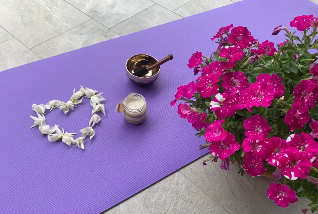 Fizički sveti prostor sastoji se od ljubičaste prostirke, svijeće, cvijeća, srce od latica, zvučne zdjele