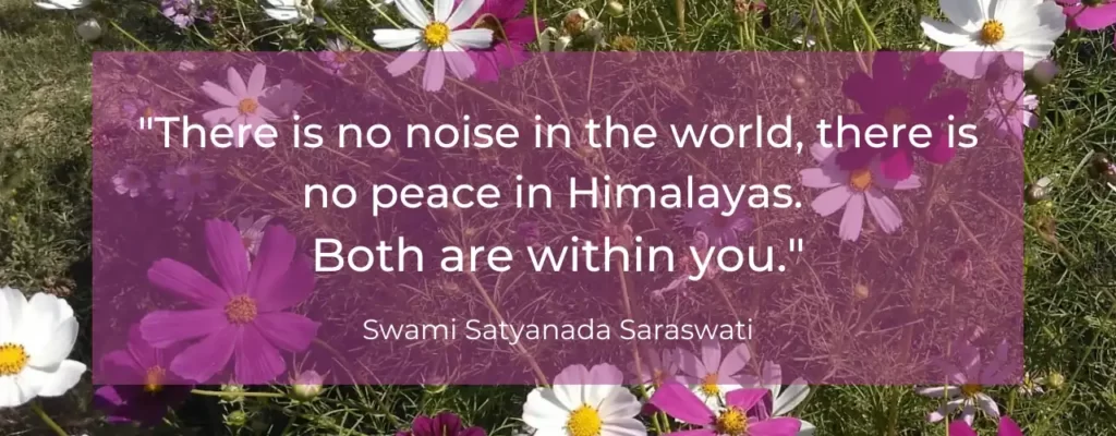 Swami Satyanada Saraswati citat na pozadini cijeća koji govori o unutarnjem miru kao posljedica prakse yoga nidre