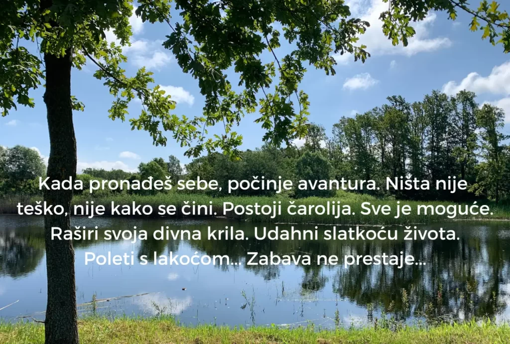 Jezero okruženo prirodom uz poruku koja se odnosi na put yoge.