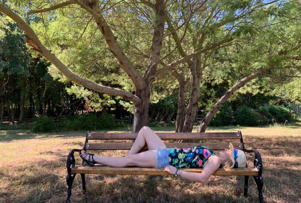 Lezanje na klupici ispod drveta i odmaranje nakon sto popuste menstrualni bolovi